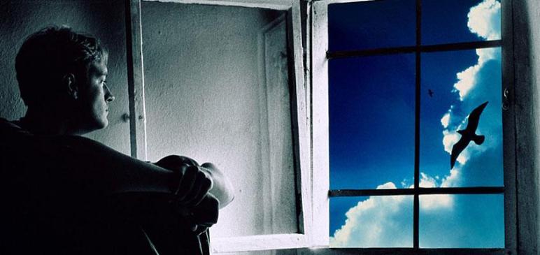 Человек смотрит в окно