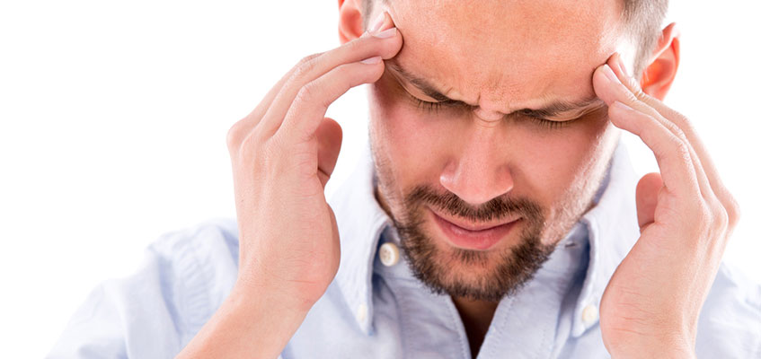 Мужчина держится за голову