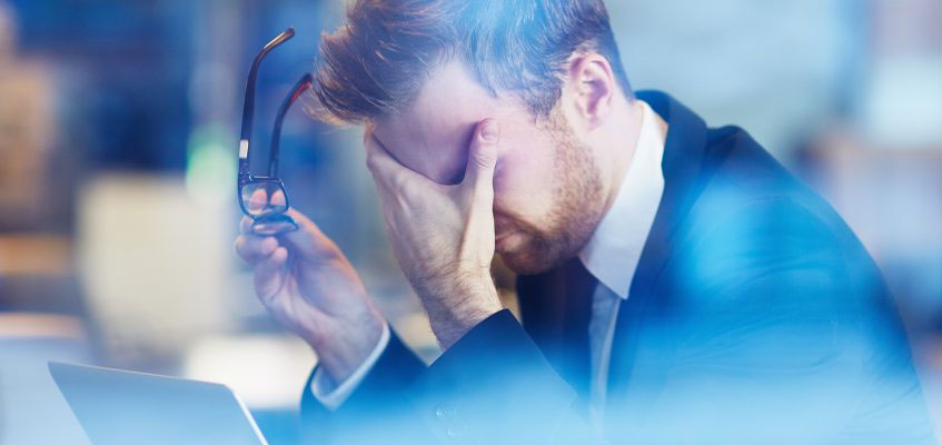 Мужчина трет глаза