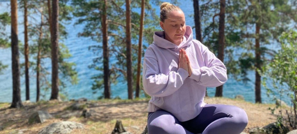 Девушка сиди в медитации