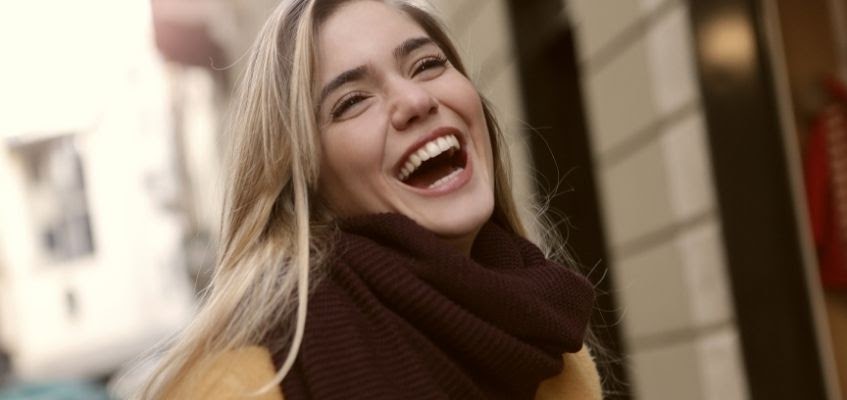 Девушка смеется