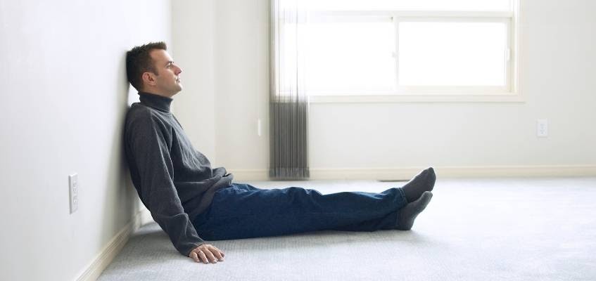 Мужчина сидит на полу