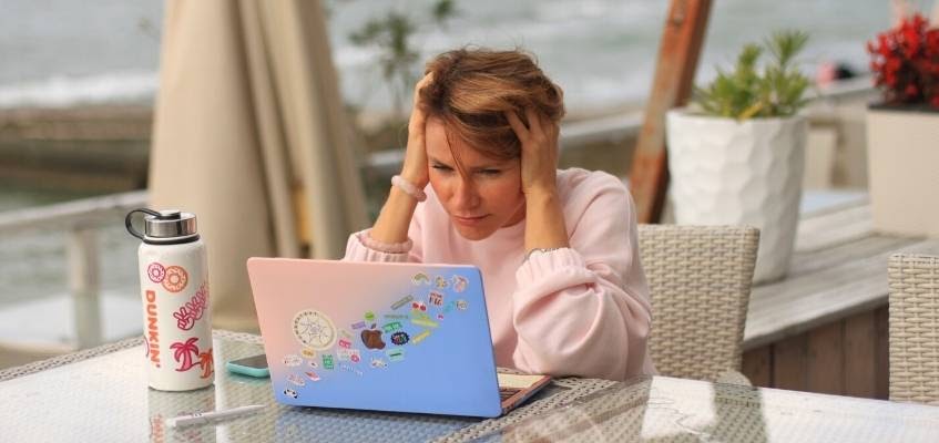 Неврозы поле ковида Девушка держится за голову