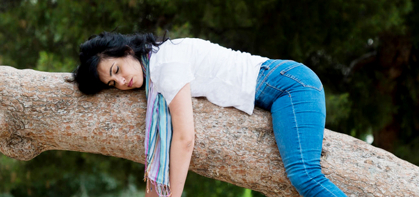 Женщина на бревне