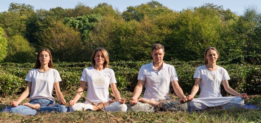 Люди сидят и медитируют