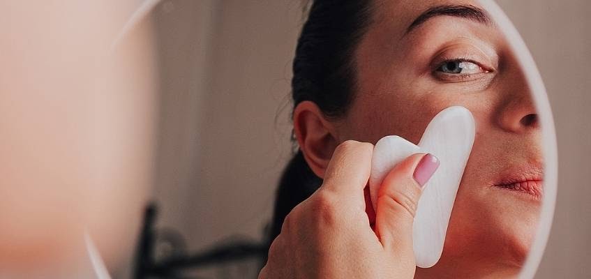 Девушка делает массаж лица