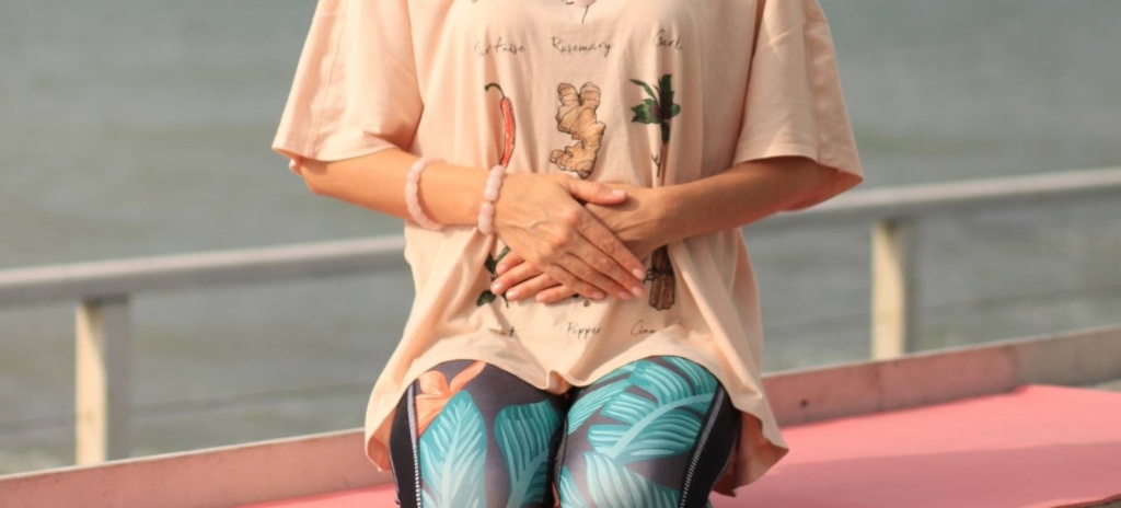 Девушка держится за живот