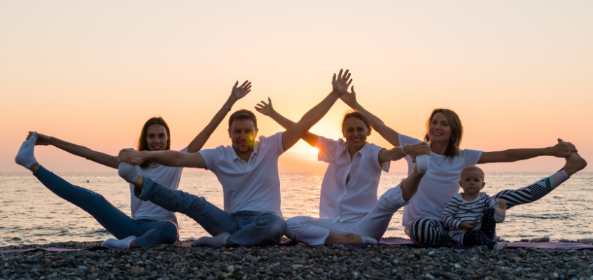 Счастливые люди на закате у моря