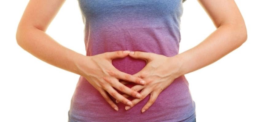 Девушка держит руки на животе