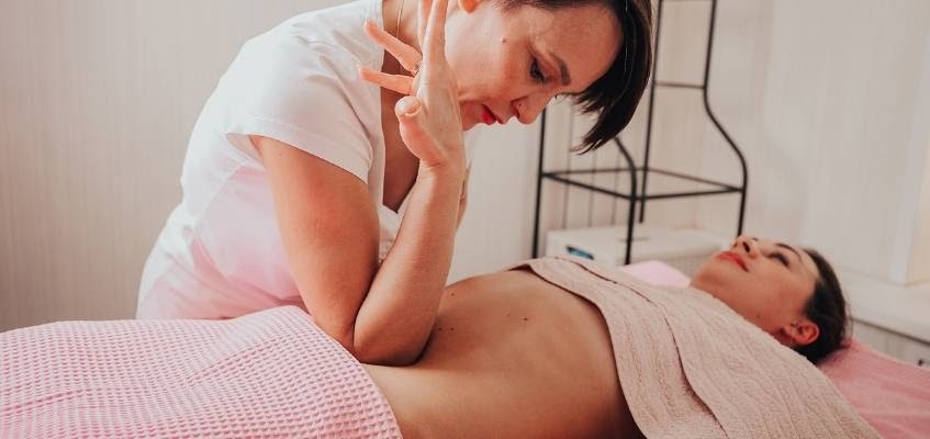 Фото массажа живота локтем