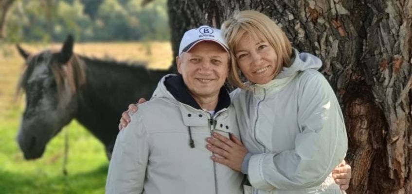 Пара на фоне лошади