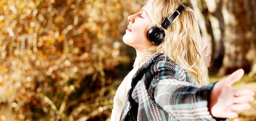 Девушка в наушниках