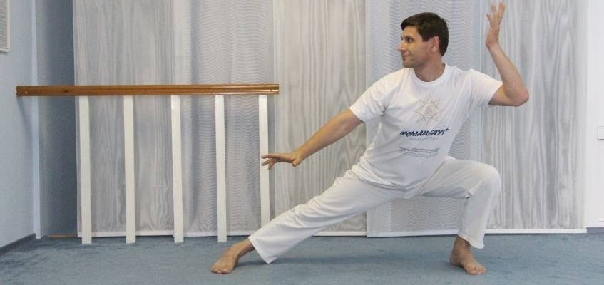 Мужчина делает упражнение