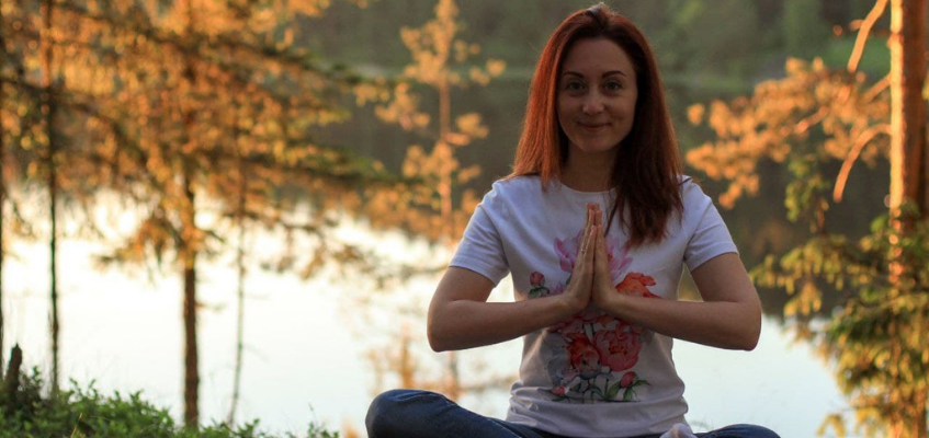 Женщина после медитации