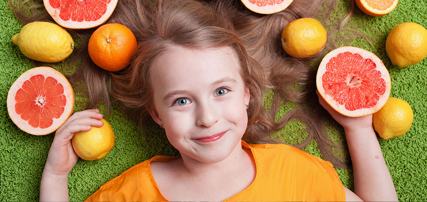 Девочка с фруктами