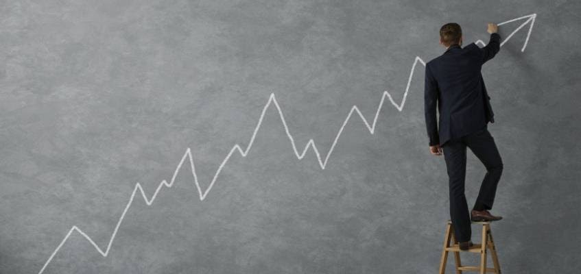 Человек рисует график вверх