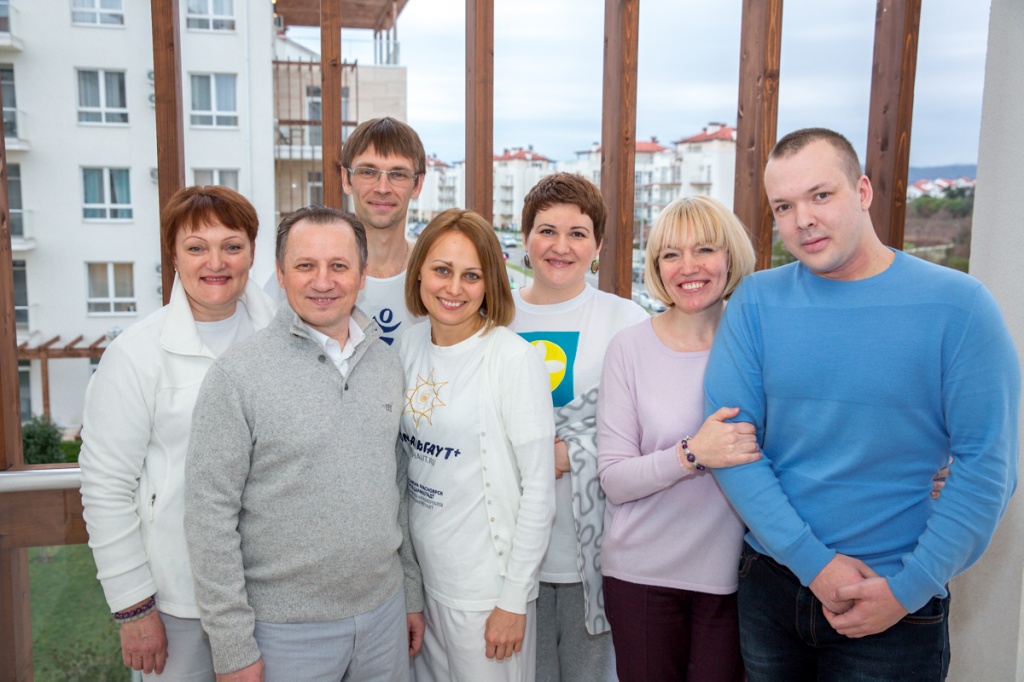 Люди стоят и улыбаются