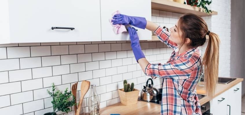 Деуушка убирается на кухне