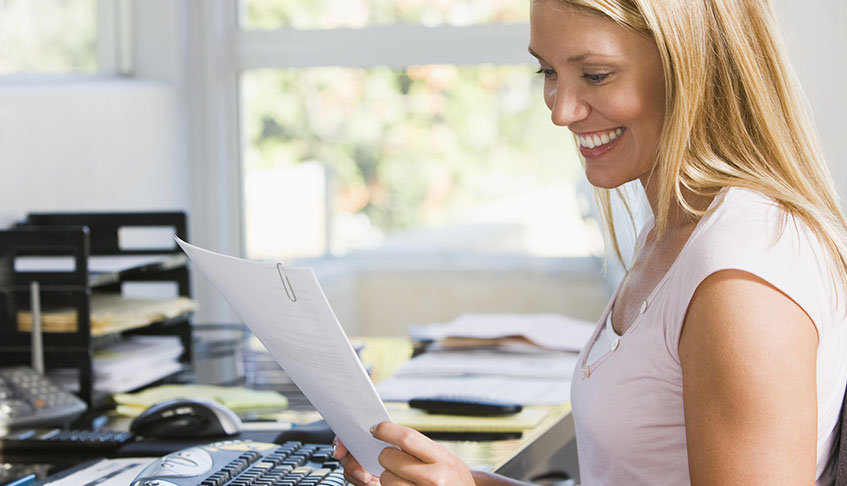 Девушка улыбается