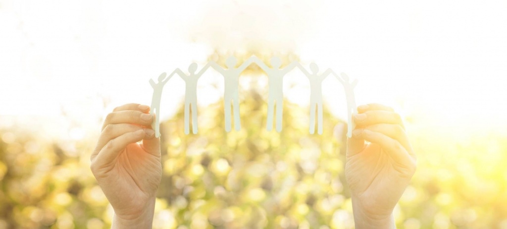 Вырезанные из бумаги фигурки людей