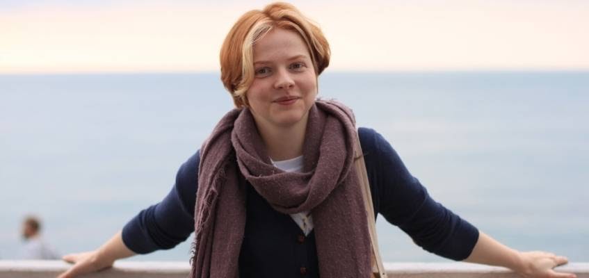 Девушка улыбается