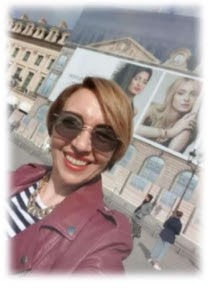 Женщина в темных очка улыбается