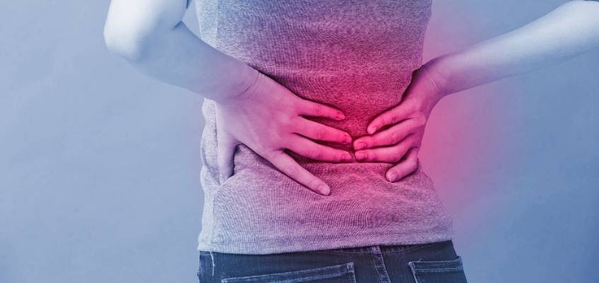 Женщина держится за почки