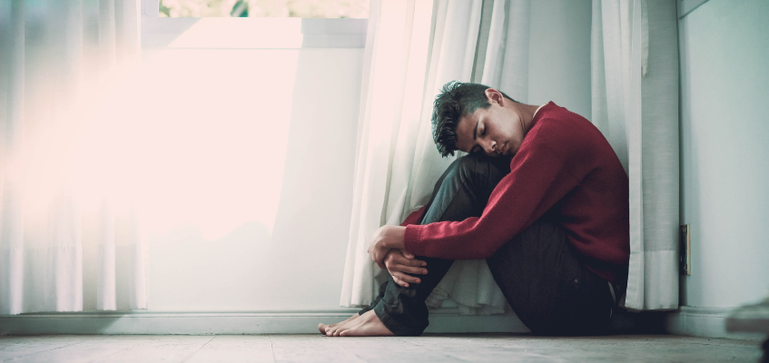 Мужчина спит сидя