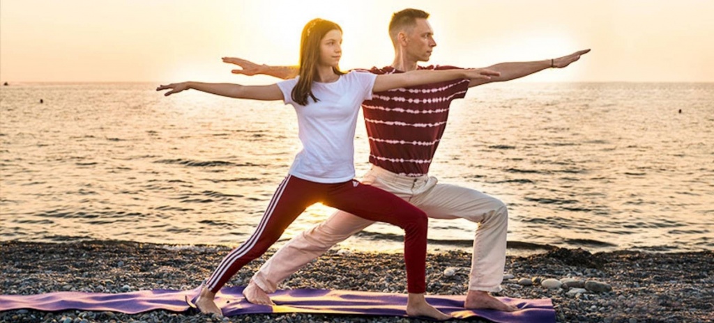 Папа с дочкой делает йогу