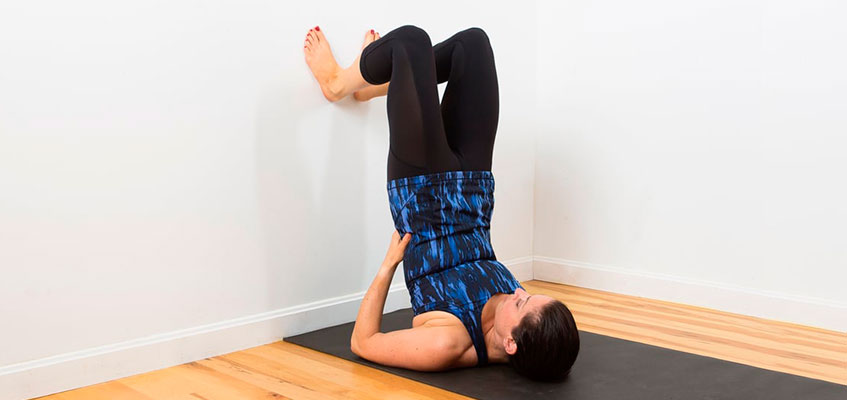 Перевернута поза йоги у стены