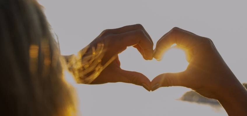 Руки в форме сердца