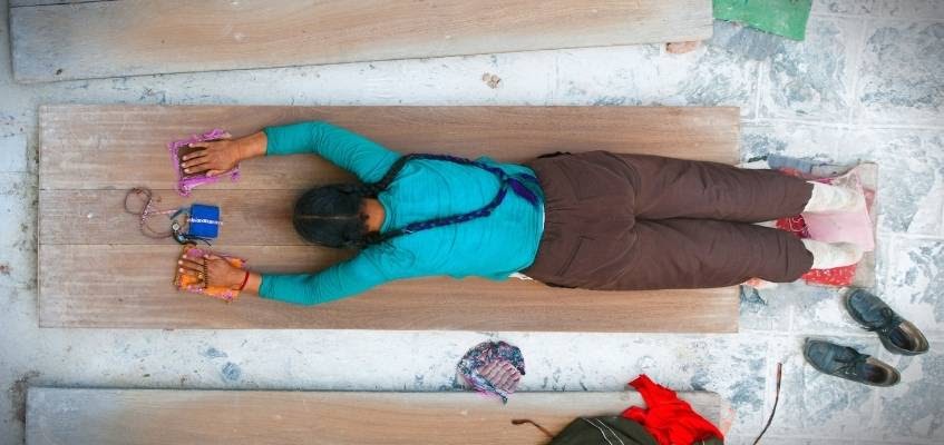 Человек лежит на досках