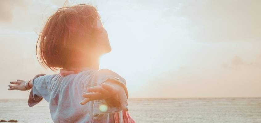 Девушка на фоне солнца