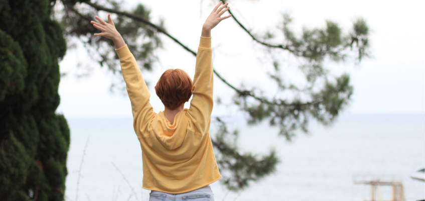 Девушка подняла руки