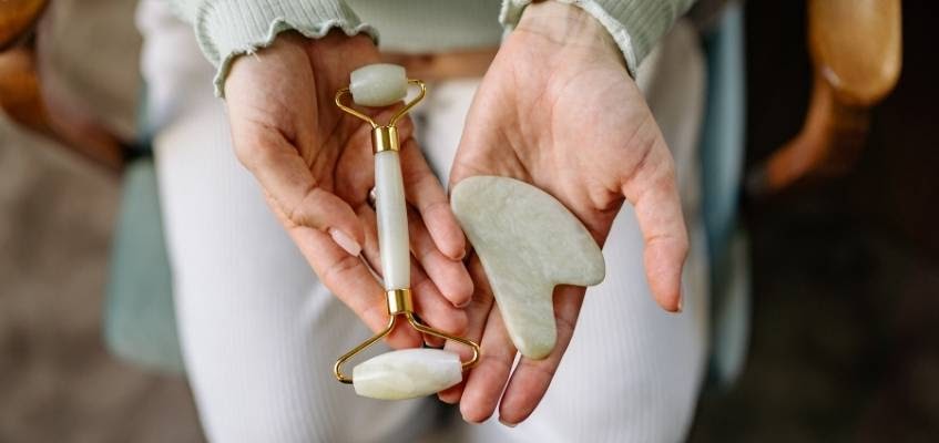 Инструменты для массажа в руках