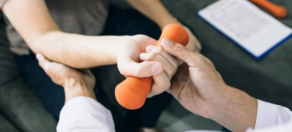 Гантеля в руке 