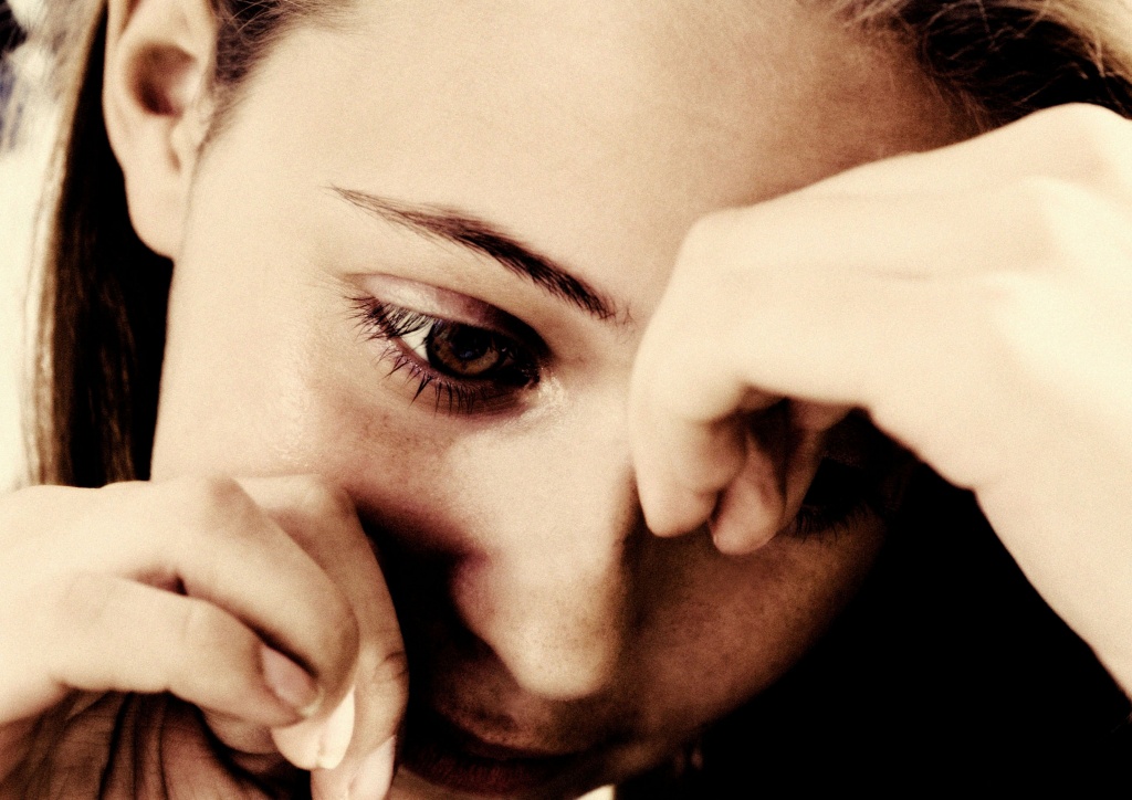 Девушка плачет