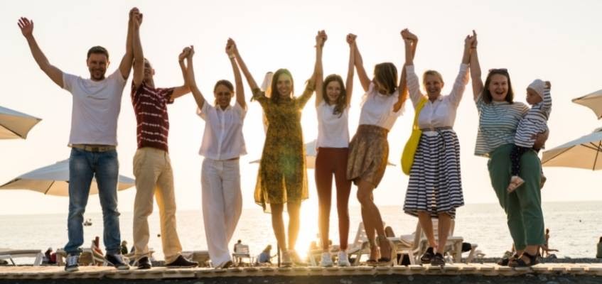 Люди стоят с поднятыми руками вверх