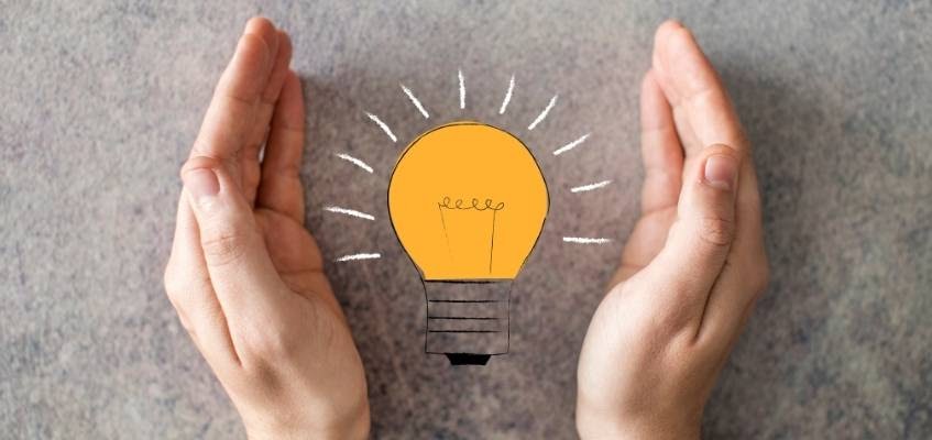 Лампочка между рук