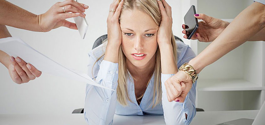 Девшка держится за голову