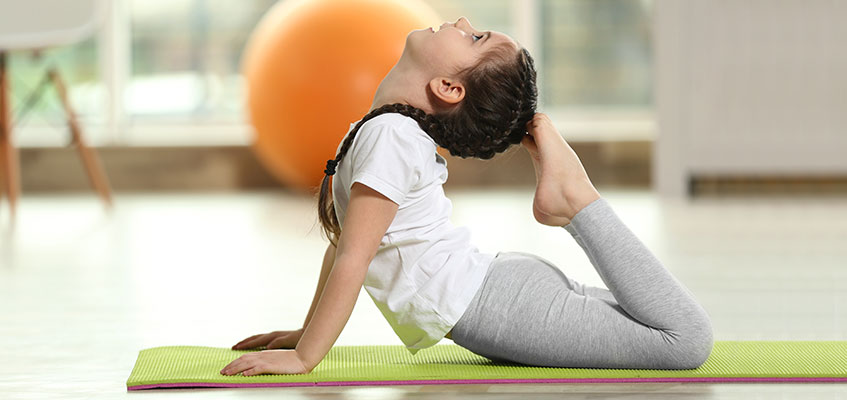 Девочка делает йога