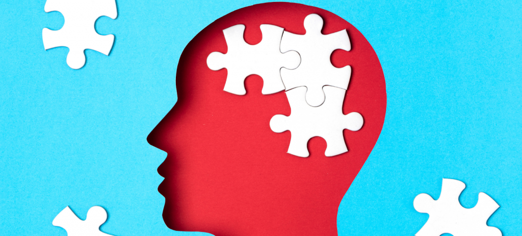 Силуэт головы с пазлом внутри Фото силуэта головы с пазлом внутри