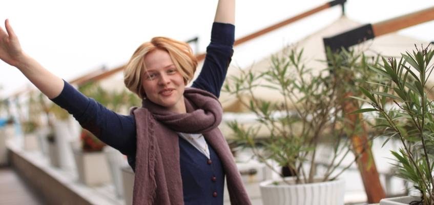 Девушка с поднятыми вверх руками