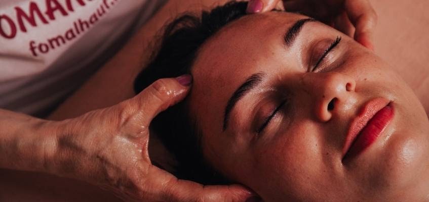 Массаж лица большими пальцами