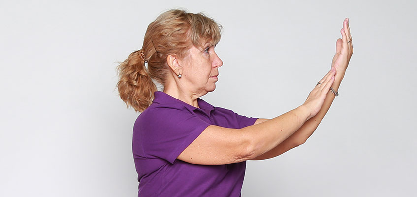 Женщина делает цигун