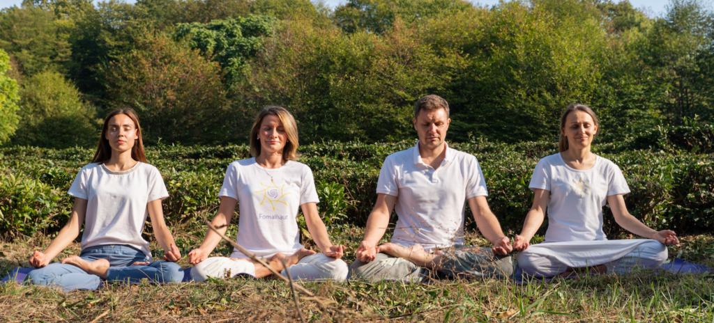 Люди сидящие в медитации