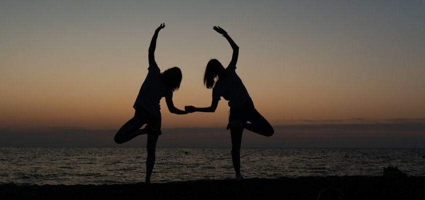 Две девушки на фоне моря