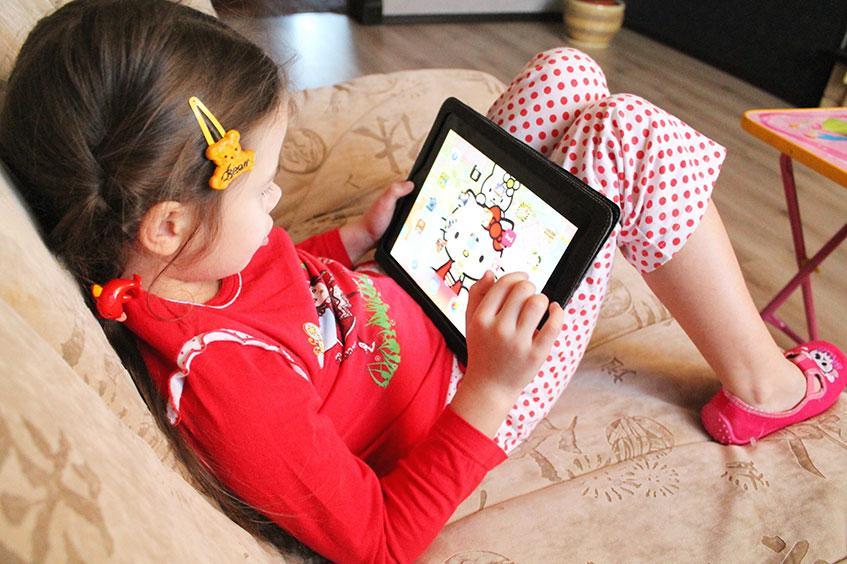 Ребенок за планшетом