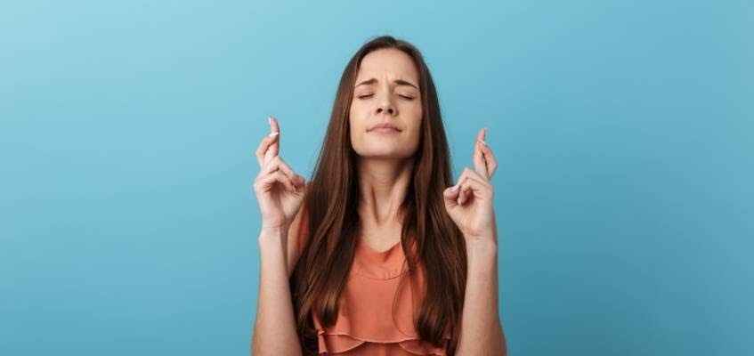 Девушка скрестила пальцы