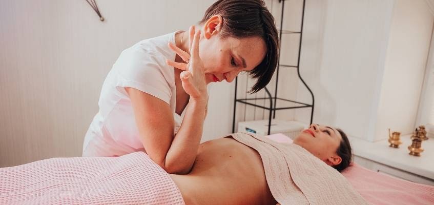 Массаж локтем